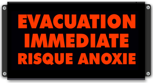 Panneau lumineux de signalisation avec le texte "evacuation immediate risque anoxie" écrit en rouge sur fond noir