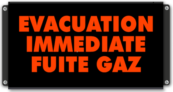 Panneau lumineux de signalisation avec le texte &quot;EVACUATION IMMEDIATE FUITE DE GAZ&quot; écrit en rouge sur fond noir