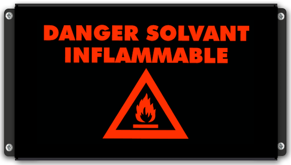 Panneau de signalisation lumineuse DANGER SOLVANT INFLAMMABLE pictogramme rouge et texte rouge sur fond noir